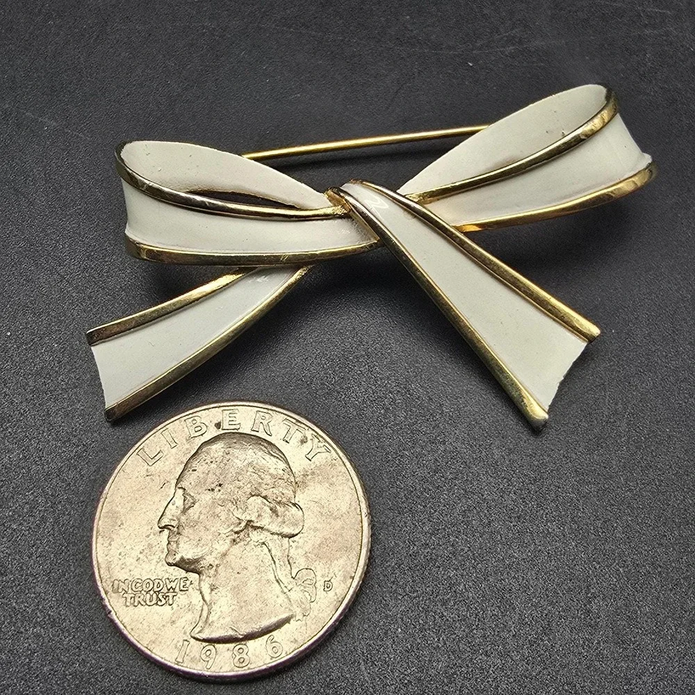 Crown Trifari Bow Brooch Cream Enamel Gold Tone Vintage Costume Jewelry